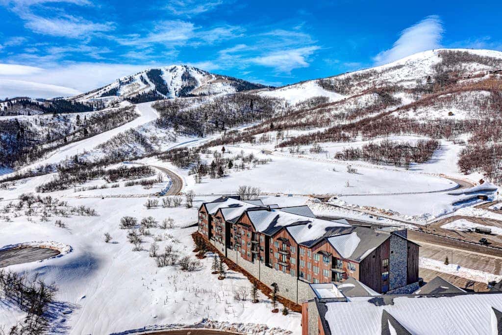 Walk onto Deer Valley gondola in 8 min & heated indoor parking