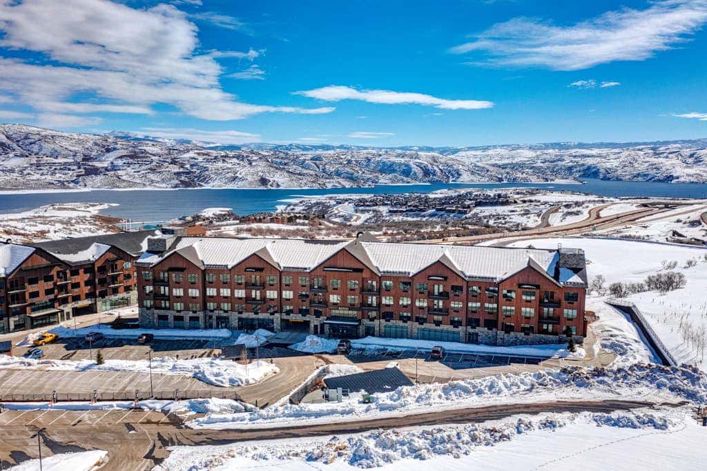 Walk onto Deer Valley gondola in 8 min & heated indoor parking