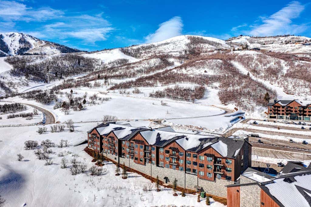 Walk onto Deer Valley gondola in 8 min & heated indoor parking