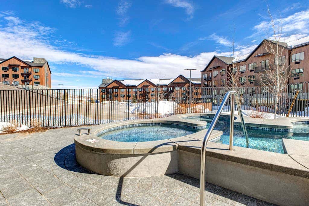 Walk onto Deer Valley gondola in 8 min & heated indoor parking