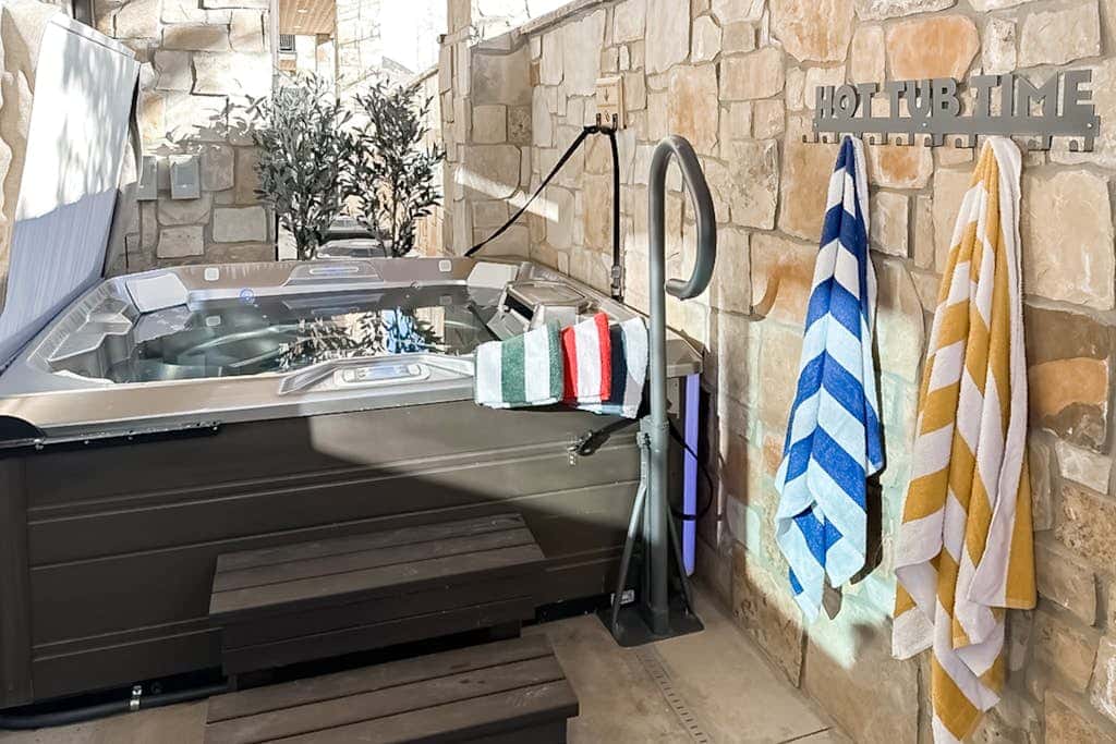 Private Hot Tub, Mountain Views, Near Golf Course and Walk to Lifts