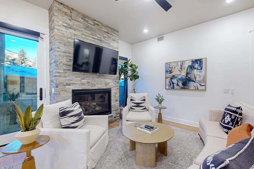 Private Hot Tub, Mountain Views, Near Golf Course and Walk to Lifts