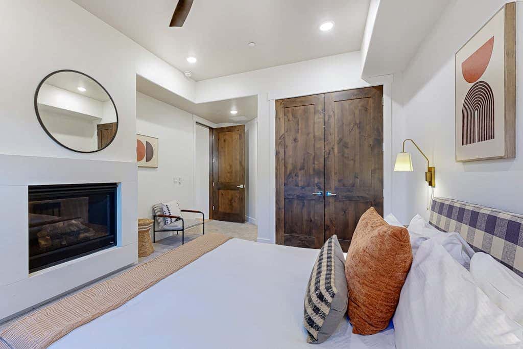 Private Hot Tub, Mountain Views, Near Golf Course and Walk to Lifts
