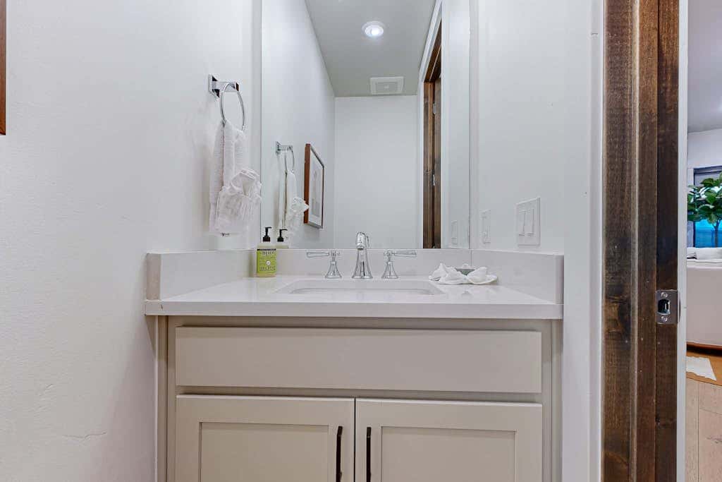 Private Hot Tub, Mountain Views, Near Golf Course and Walk to Lifts