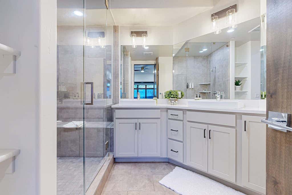 Private Hot Tub, Mountain Views, Near Golf Course and Walk to Lifts