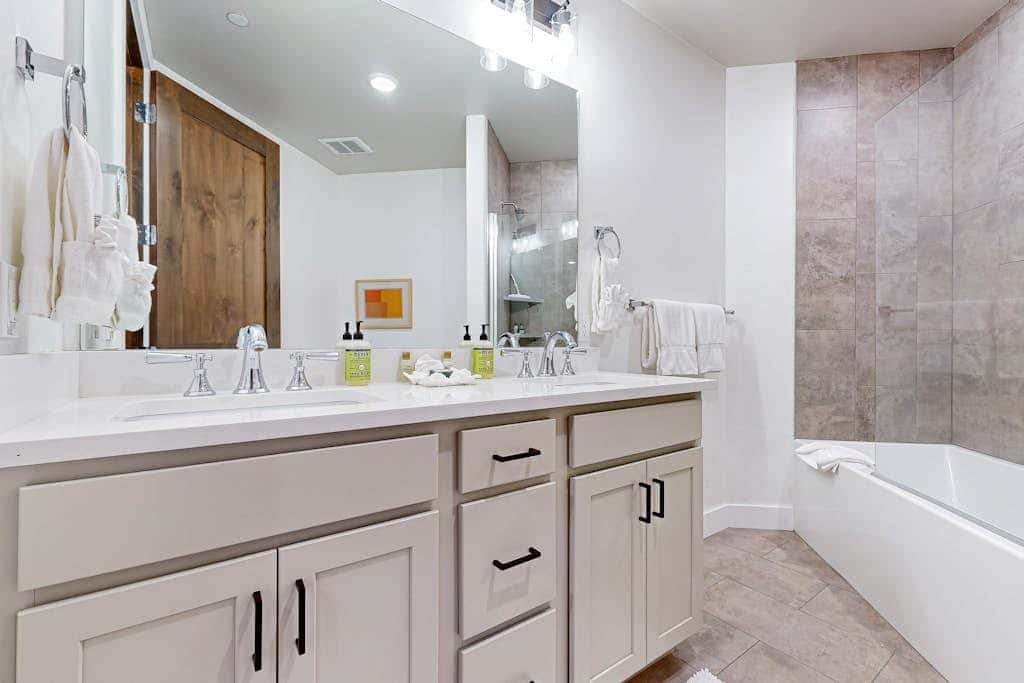 Private Hot Tub, Mountain Views, Near Golf Course and Walk to Lifts