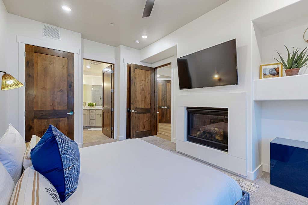 Private Hot Tub, Mountain Views, Near Golf Course and Walk to Lifts