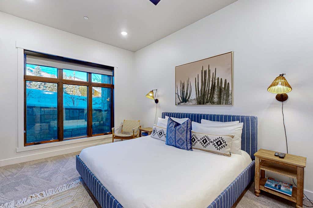 Private Hot Tub, Mountain Views, Near Golf Course and Walk to Lifts