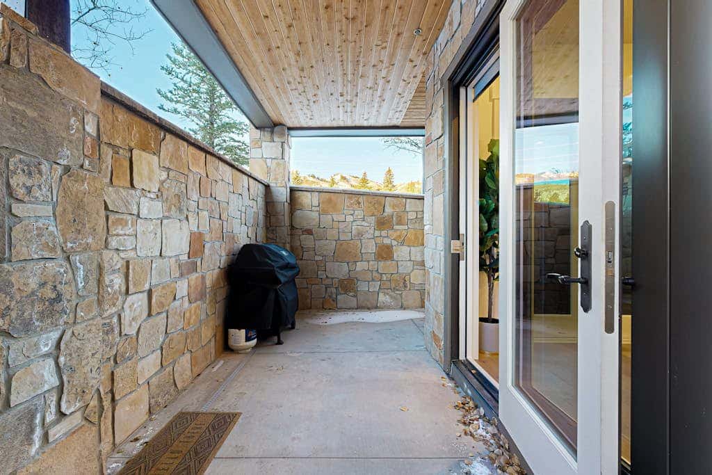Private Hot Tub, Mountain Views, Near Golf Course and Walk to Lifts