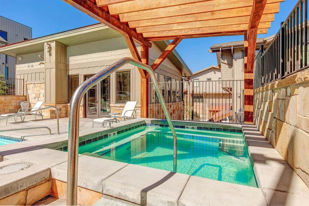 Private Hot Tub, Mountain Views, Near Golf Course and Walk to Lifts