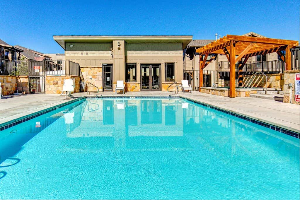 Private Hot Tub, Mountain Views, Near Golf Course and Walk to Lifts