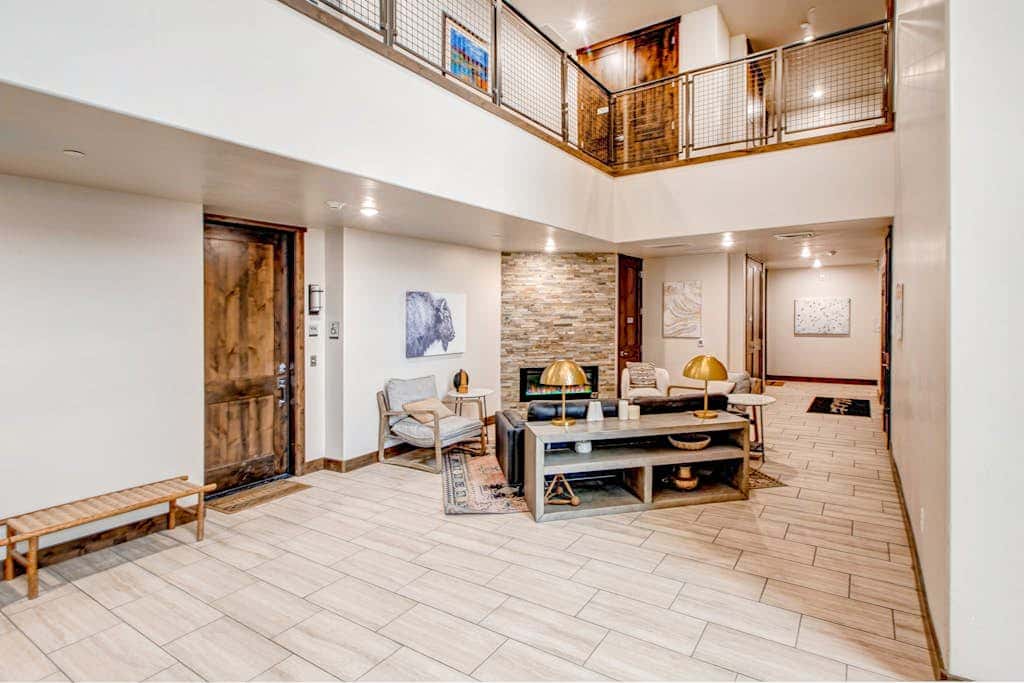 Private Hot Tub, Mountain Views, Near Golf Course and Walk to Lifts