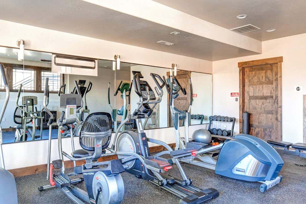 Private Hot Tub, Mountain Views, Near Golf Course and Walk to Lifts