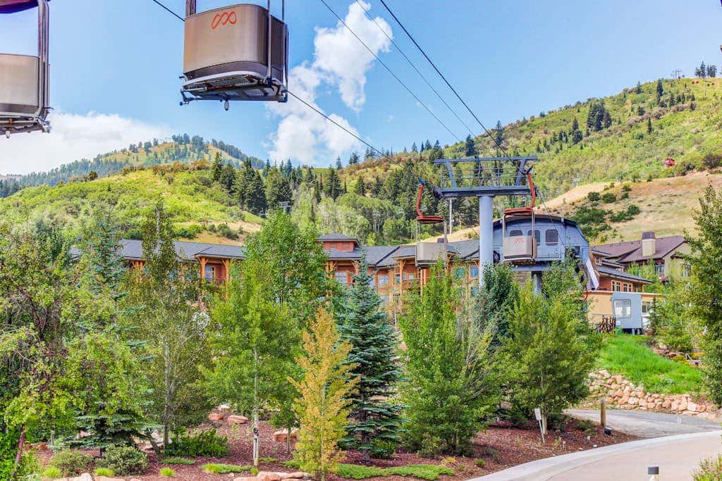 Private Hot Tub, Mountain Views, Near Golf Course and Walk to Lifts