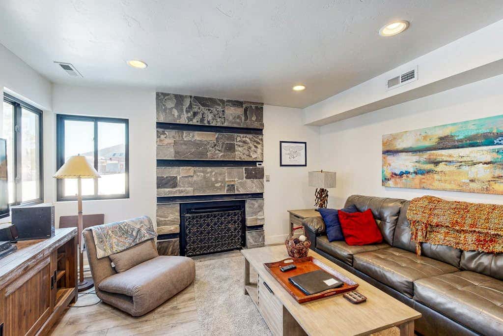 Dog-friendly townhome with private hot tub, tennis, & balcony