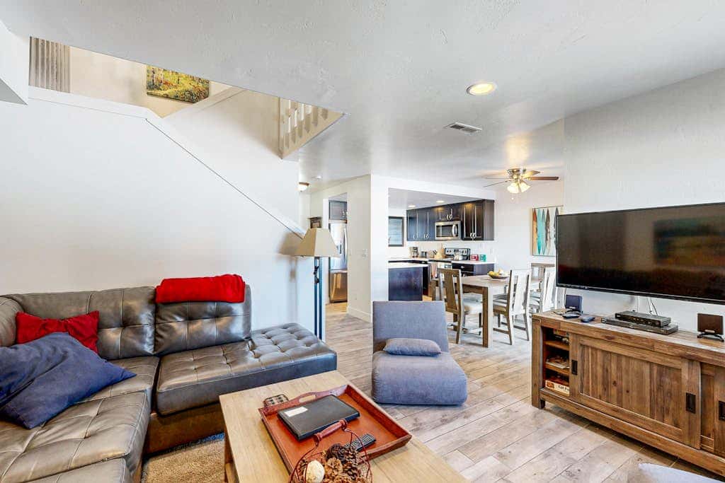 Dog-friendly townhome with private hot tub, tennis, & balcony