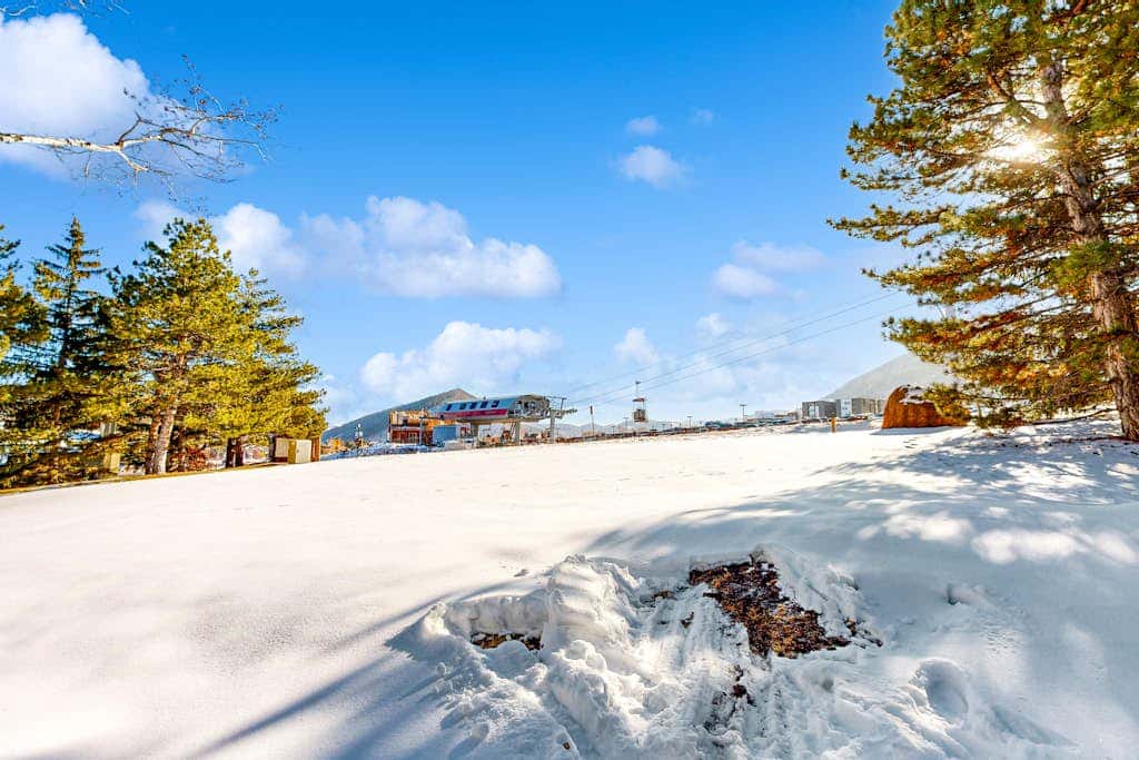 Dog-friendly townhome with private hot tub, tennis, & balcony