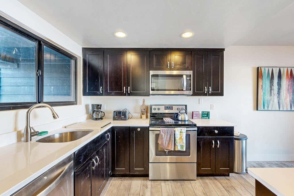 Dog-friendly townhome with private hot tub, tennis, & balcony