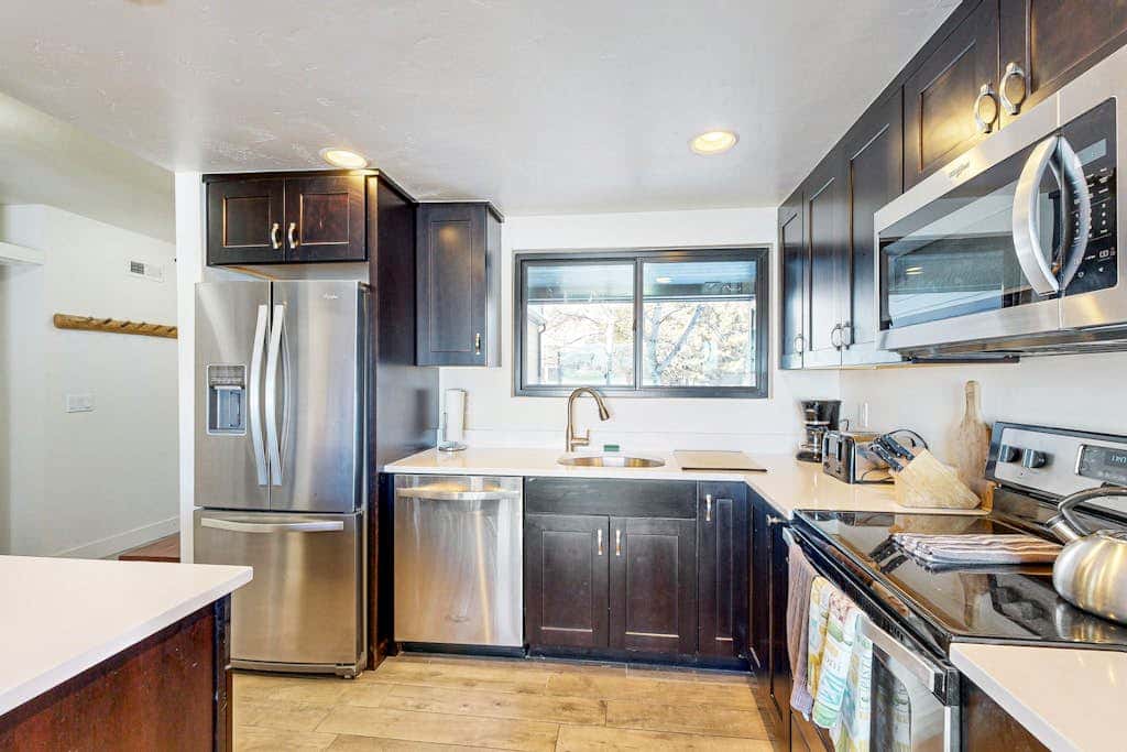 Dog-friendly townhome with private hot tub, tennis, & balcony