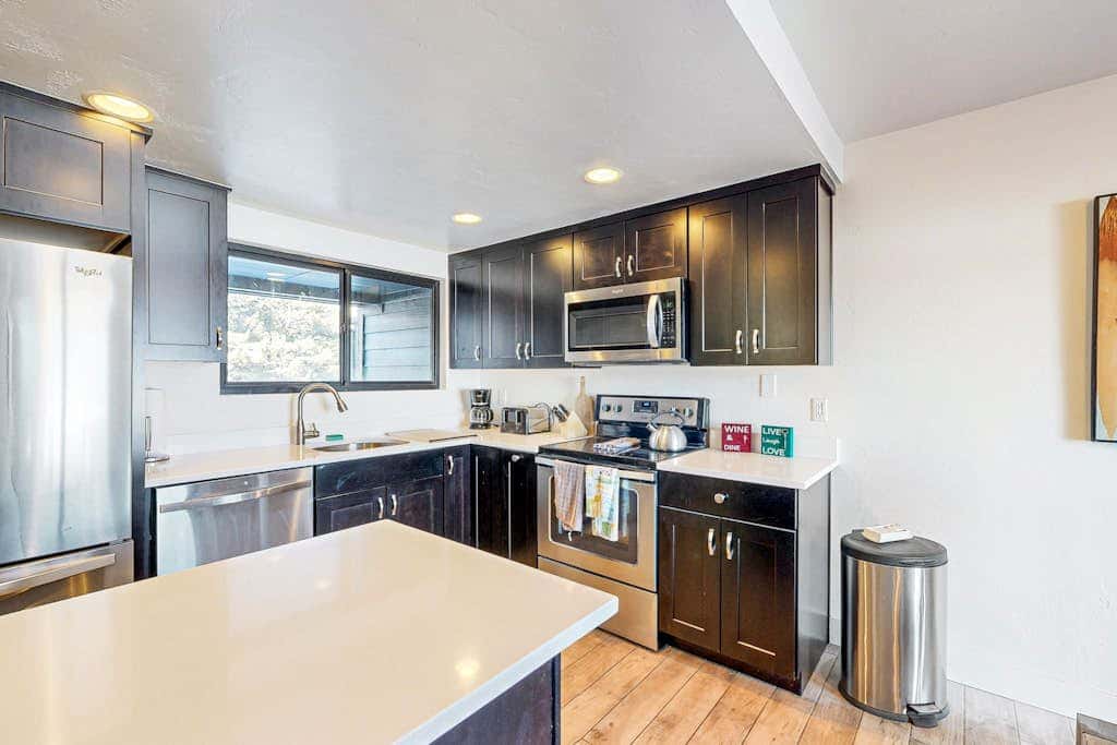 Dog-friendly townhome with private hot tub, tennis, & balcony