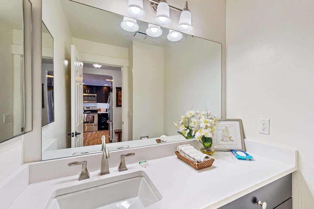 Dog-friendly townhome with private hot tub, tennis, & balcony