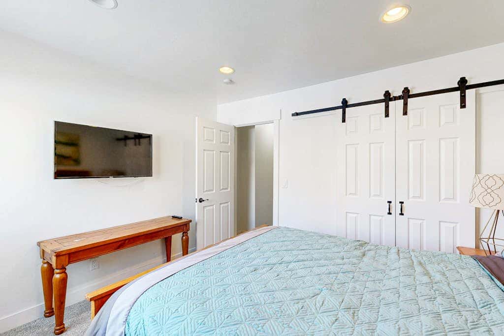 Dog-friendly townhome with private hot tub, tennis, & balcony