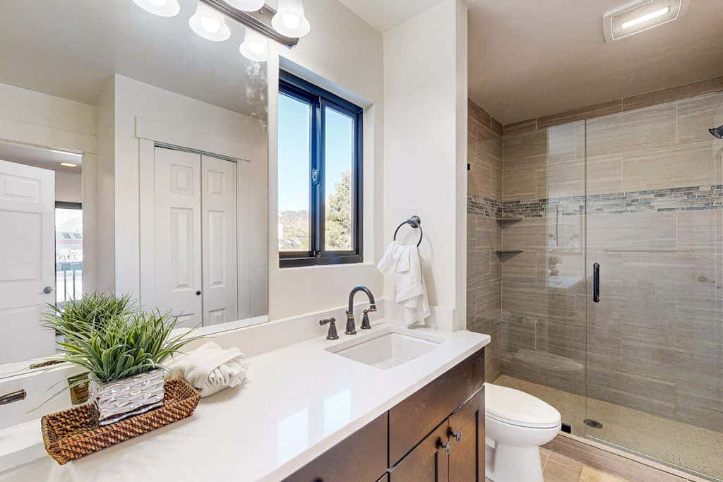 Dog-friendly townhome with private hot tub, tennis, & balcony