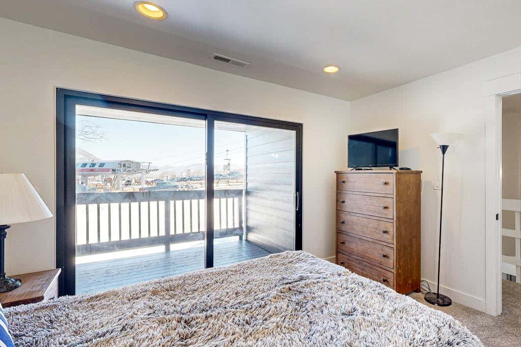 Dog-friendly townhome with private hot tub, tennis, & balcony