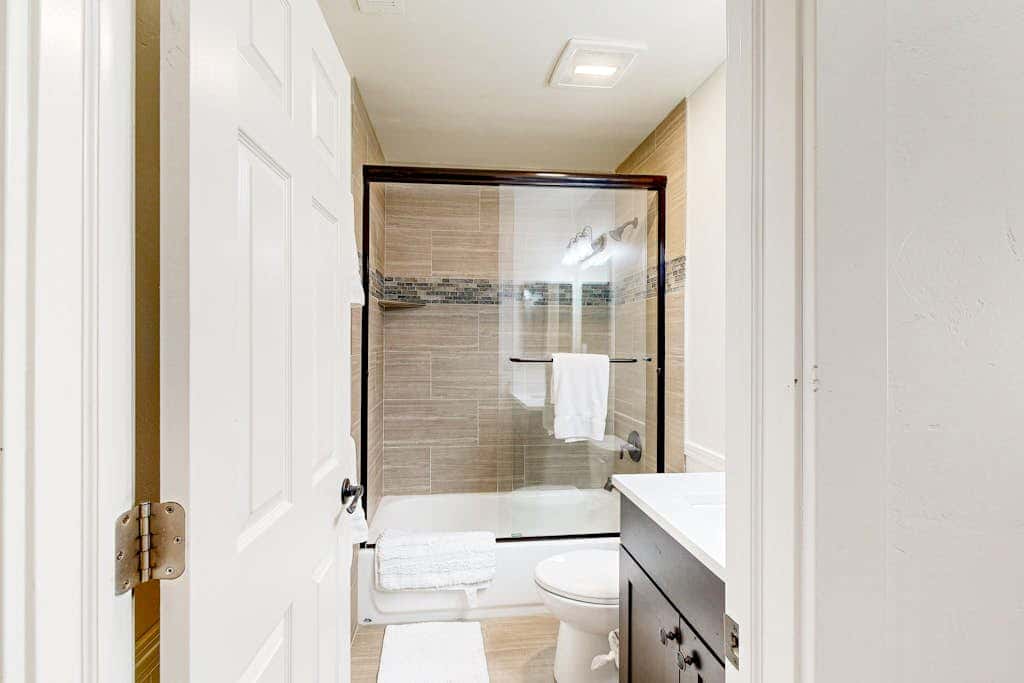 Dog-friendly townhome with private hot tub, tennis, & balcony