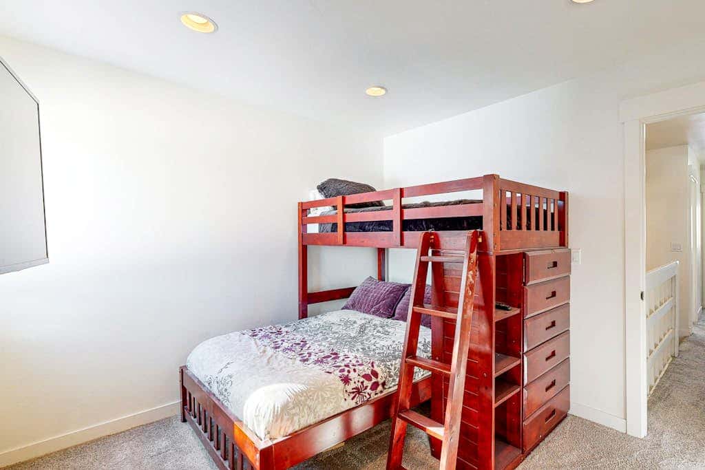 Dog-friendly townhome with private hot tub, tennis, & balcony