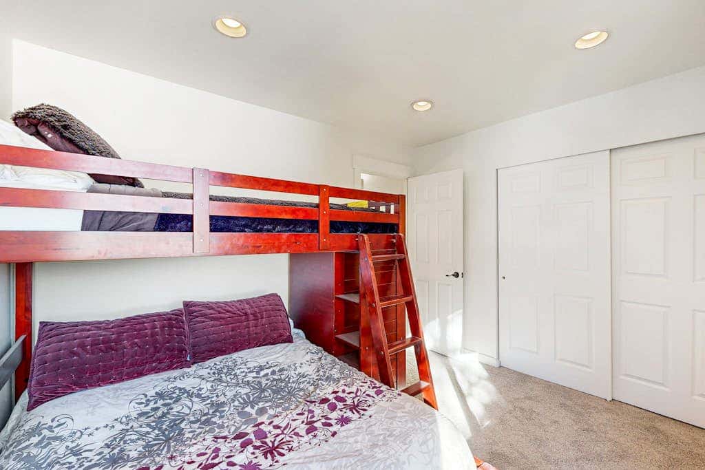 Dog-friendly townhome with private hot tub, tennis, & balcony