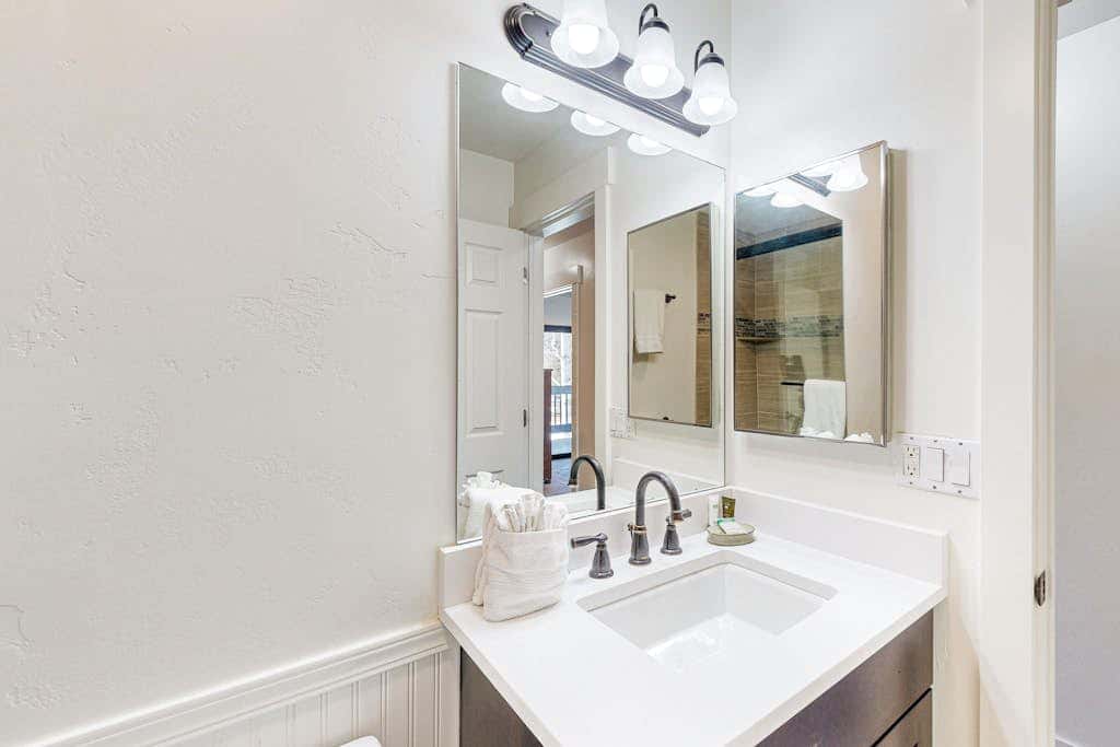 Dog-friendly townhome with private hot tub, tennis, & balcony