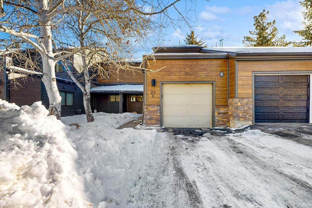 Dog-friendly townhome with private hot tub, tennis, & balcony