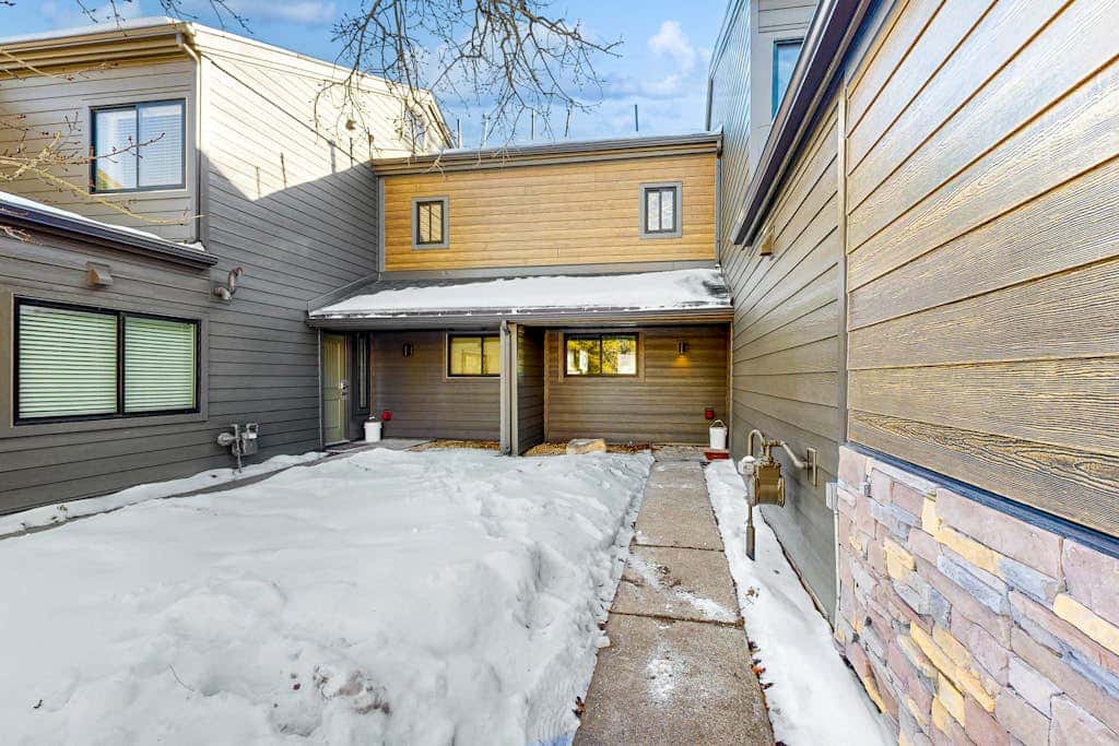 Dog-friendly townhome with private hot tub, tennis, & balcony