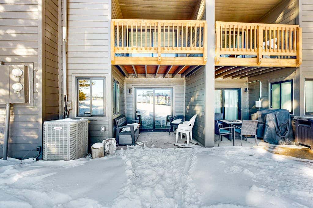 Dog-friendly townhome with private hot tub, tennis, & balcony