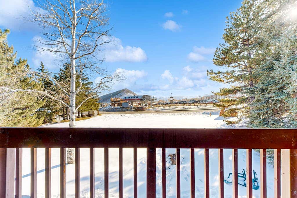 Dog-friendly townhome with private hot tub, tennis, & balcony