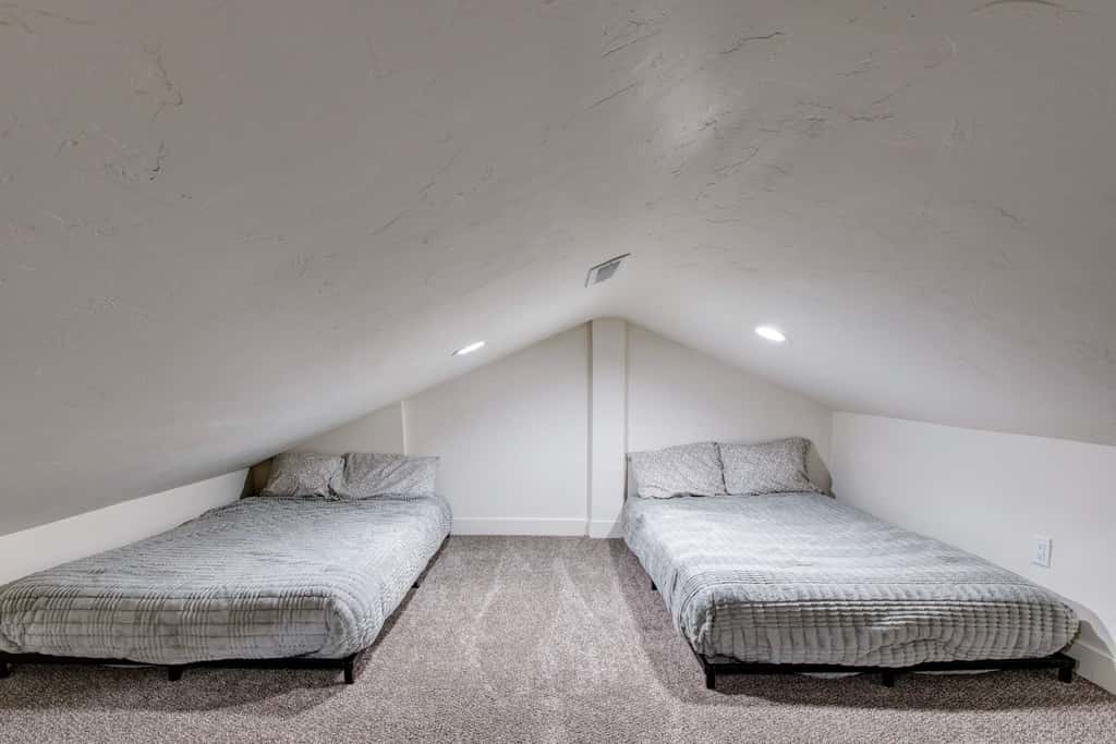 Dog-friendly townhome with private hot tub, tennis, & balcony