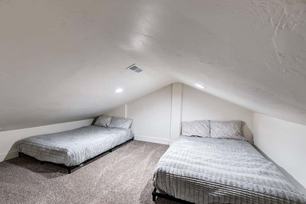 Dog-friendly townhome with private hot tub, tennis, & balcony