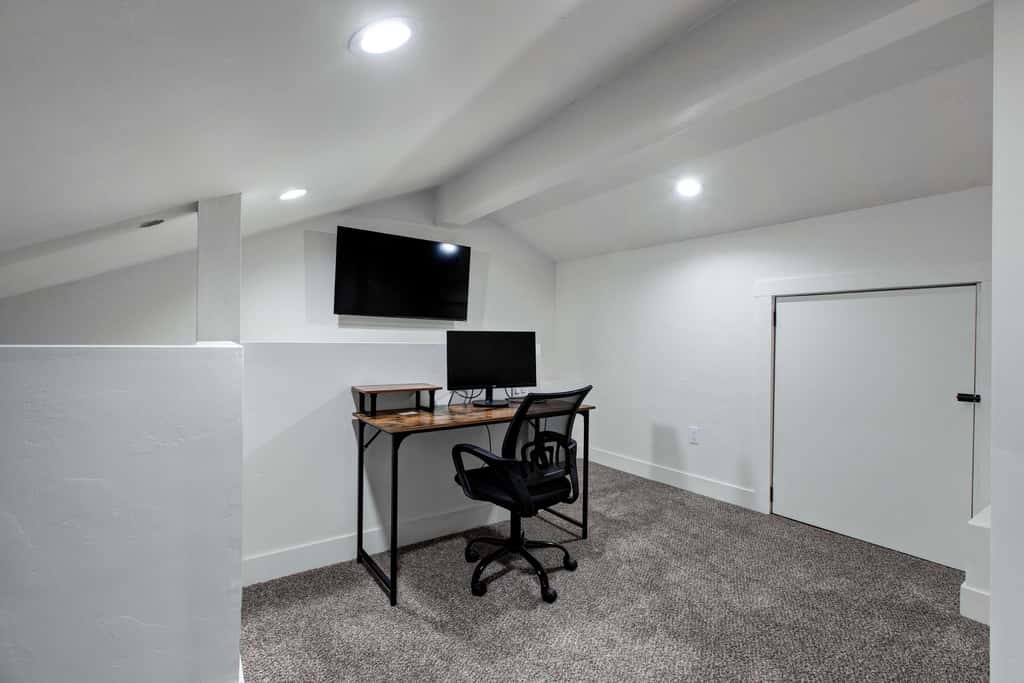 Dog-friendly townhome with private hot tub, tennis, & balcony