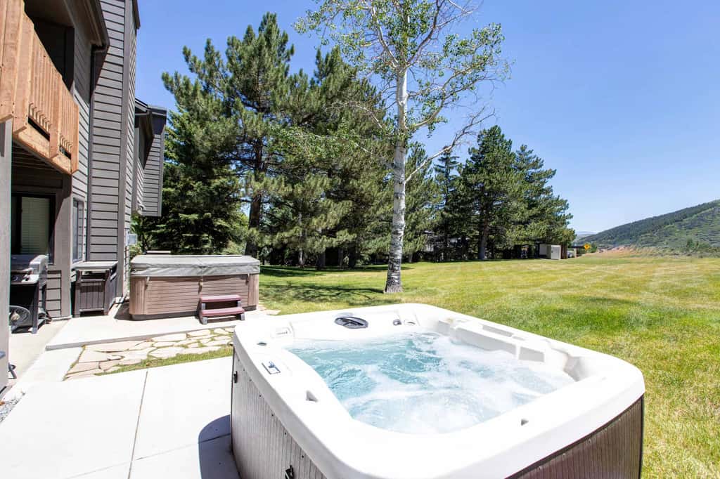 Dog-friendly townhome with private hot tub, tennis, & balcony