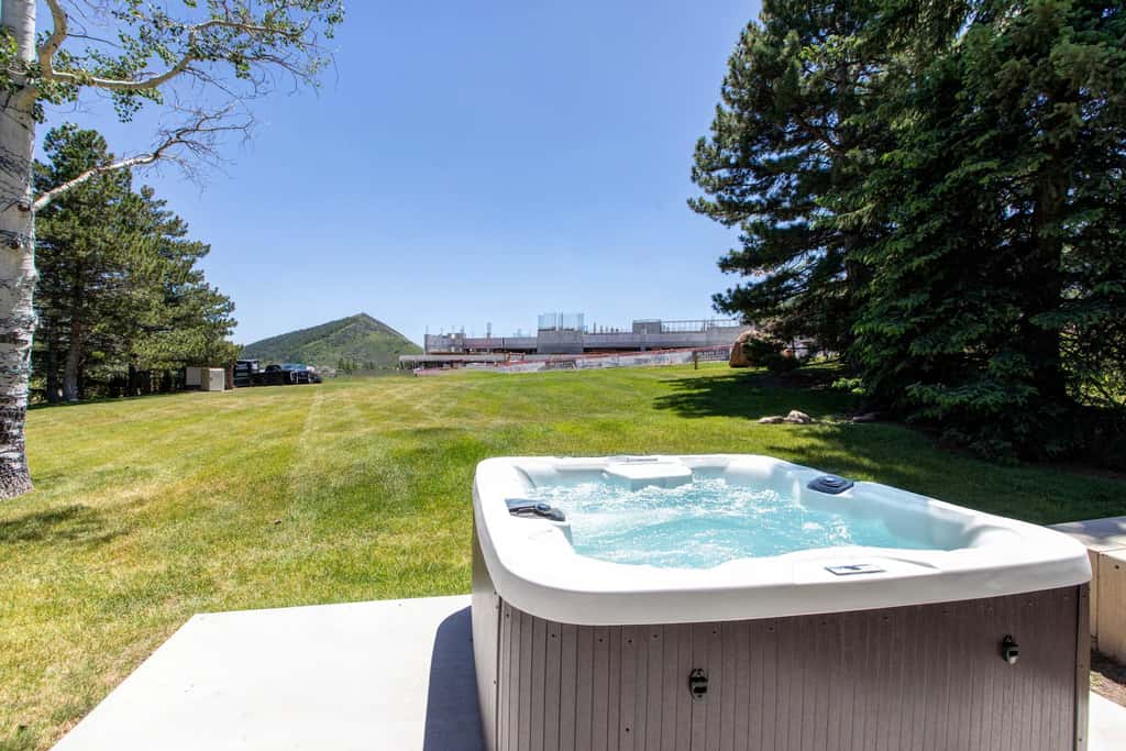 Dog-friendly townhome with private hot tub, tennis, & balcony
