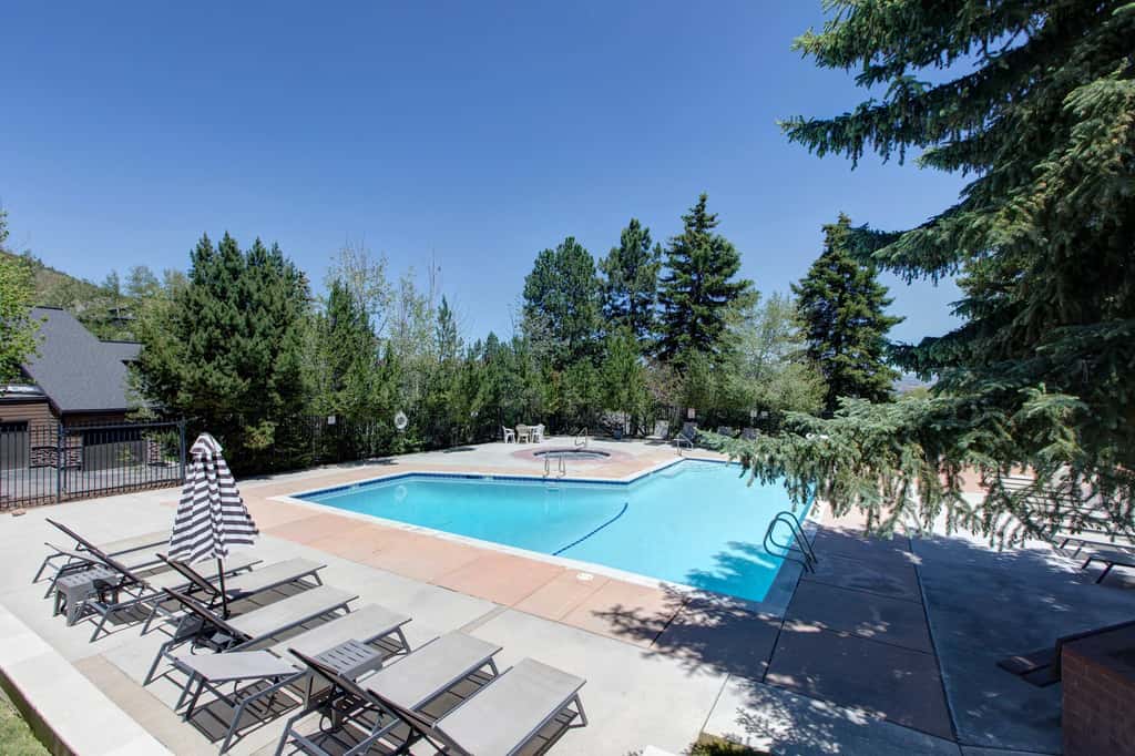 Dog-friendly townhome with private hot tub, tennis, & balcony