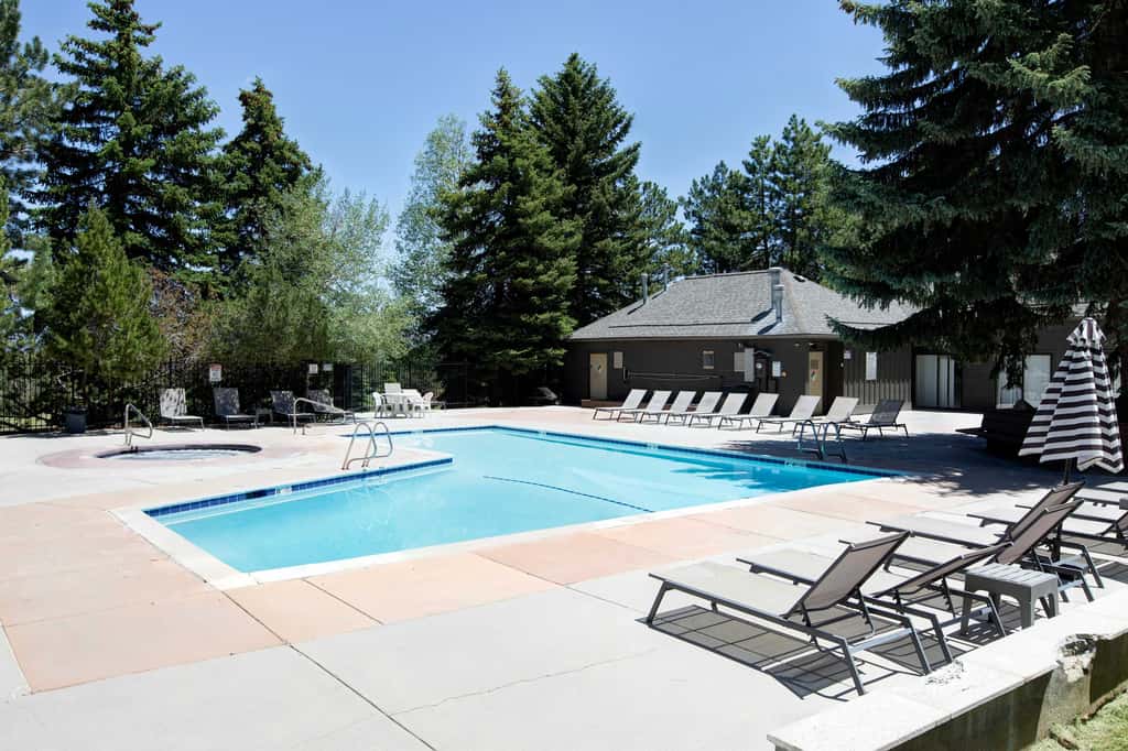 Dog-friendly townhome with private hot tub, tennis, & balcony