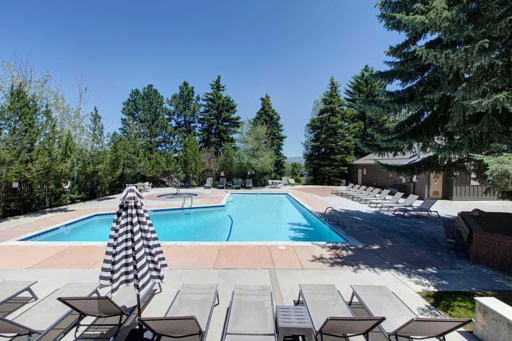 Dog-friendly townhome with private hot tub, tennis, & balcony