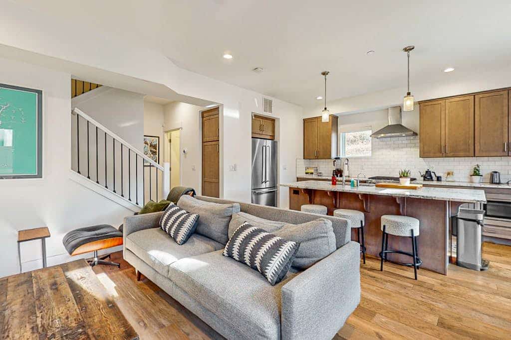 Luxurious, dog-friendly home with  private hot tub, W&D, AC, WiFi, near slopes
