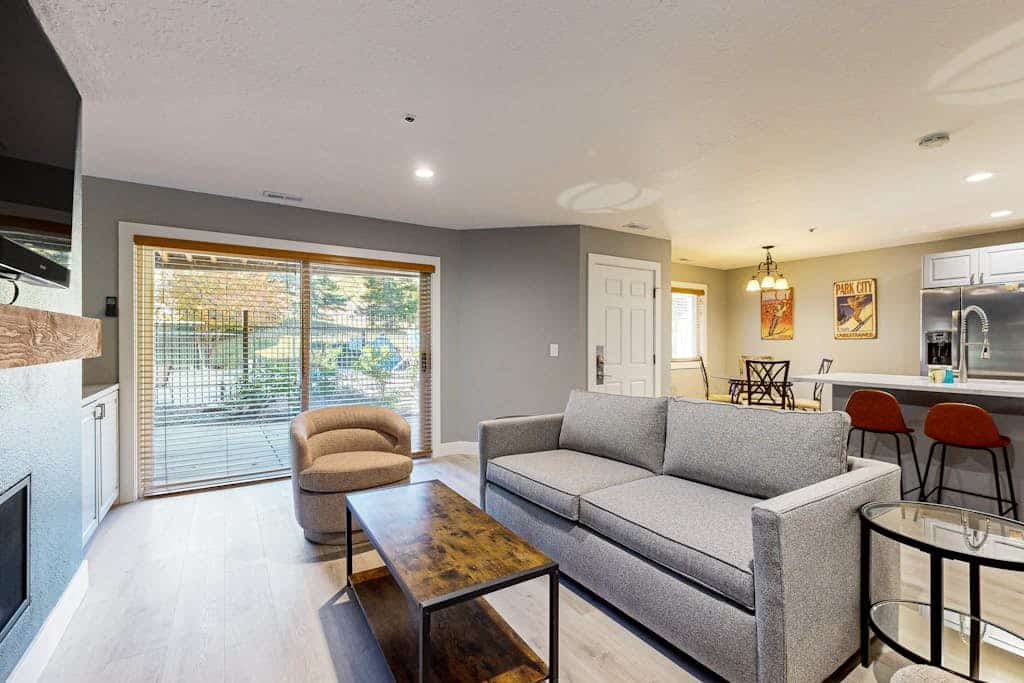Old Town renovated first-floor condo with shared all-season pool, walk to slopes