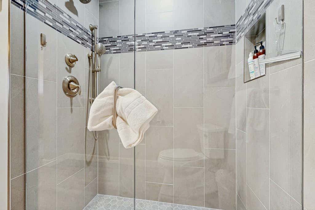 Newly renovated 2nd floor condo with pool, hot tub and in home laundry