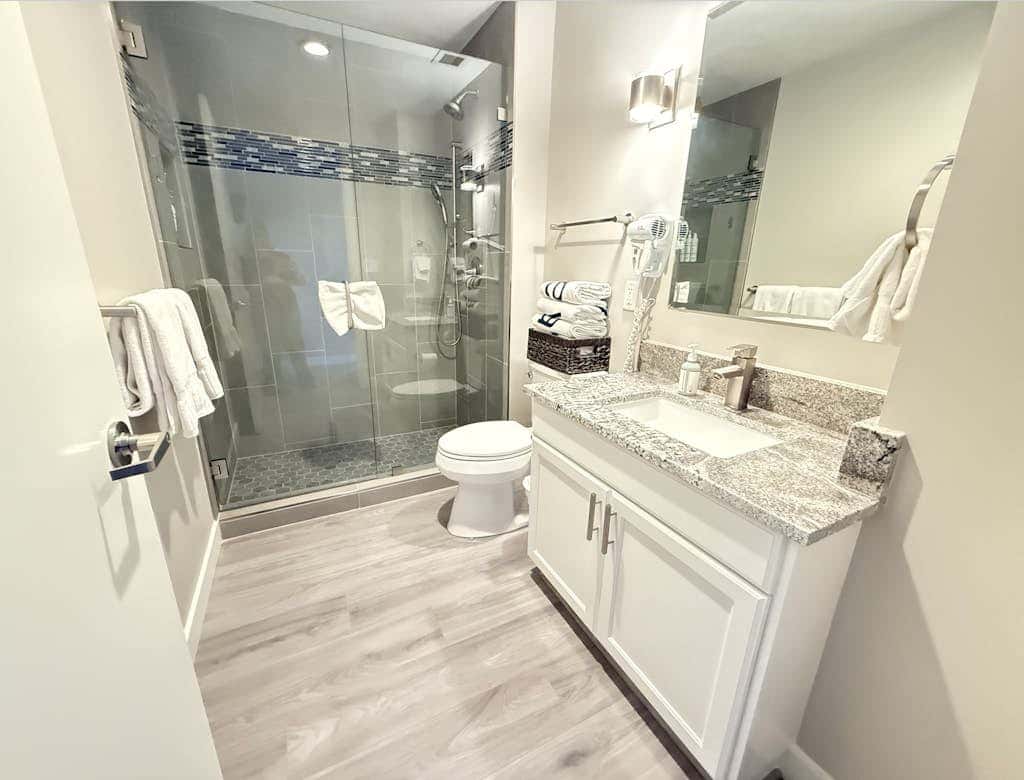 Newly renovated 2nd floor condo with pool, hot tub and in home laundry