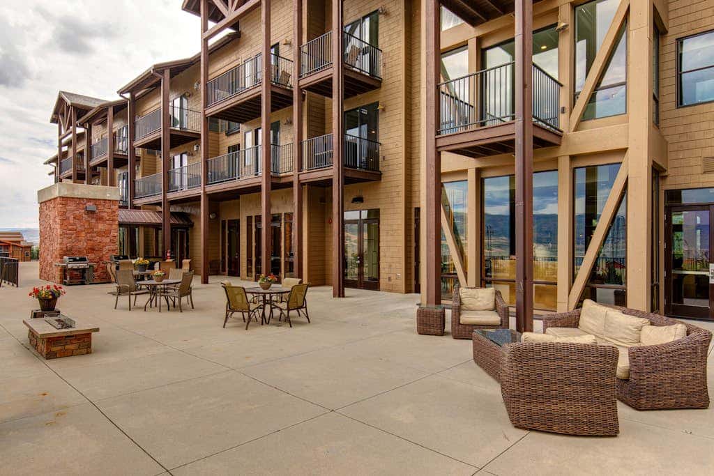 Newly renovated 2nd floor condo with pool, hot tub and in home laundry