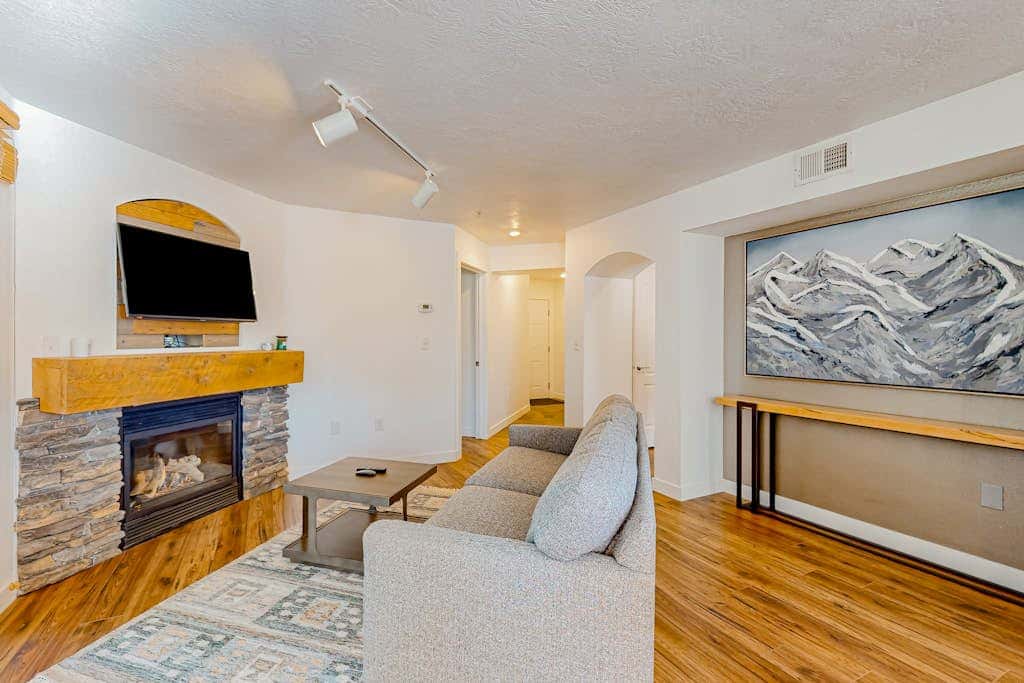 Stunning alpine escape with  pool, hot tub, fireplace, balcony, & mountain views